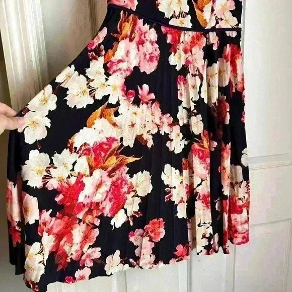 Maggy London Blue Floral Pleated Knee Length Dress Size 4 - Picture 2 of 6